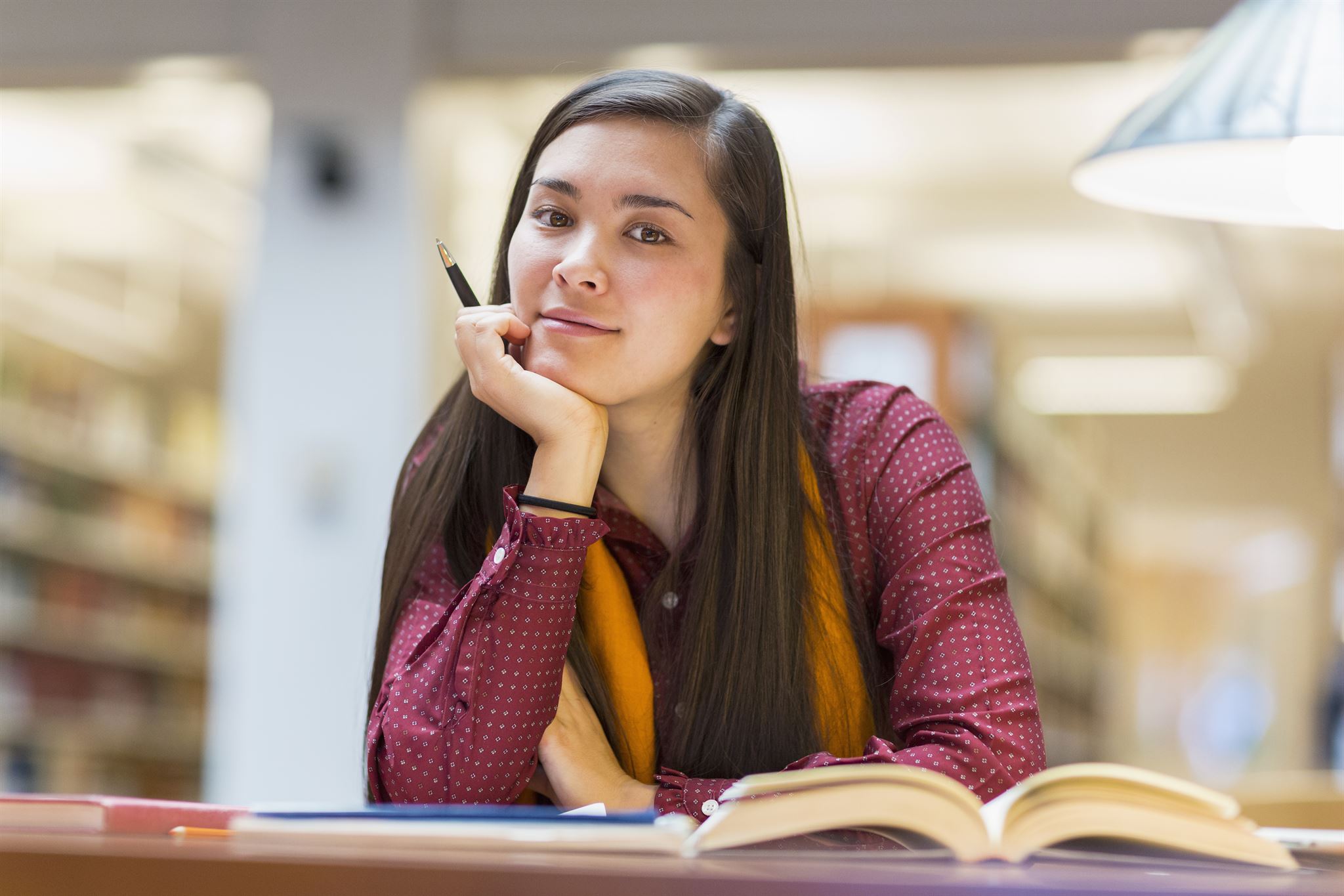 Student-studying-in-library
